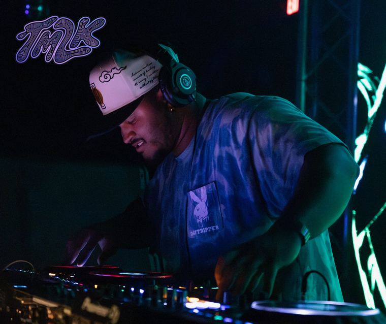 Cam mixing under purple and green light