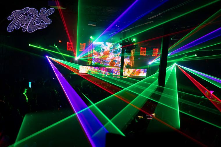 Green, red and purple lasers over the crowd during his set